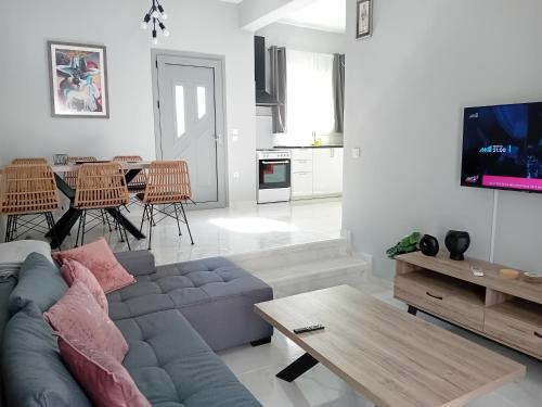 Spacious maisonette 200m from the sea private — hotel in Mytikas