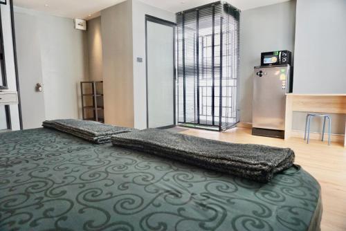 Hip and funky apartment silom Soi 3 with rooftop view