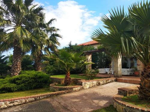 Naturstein Mediterranhaus mit Gartenblick — hotel in Nea Flogita