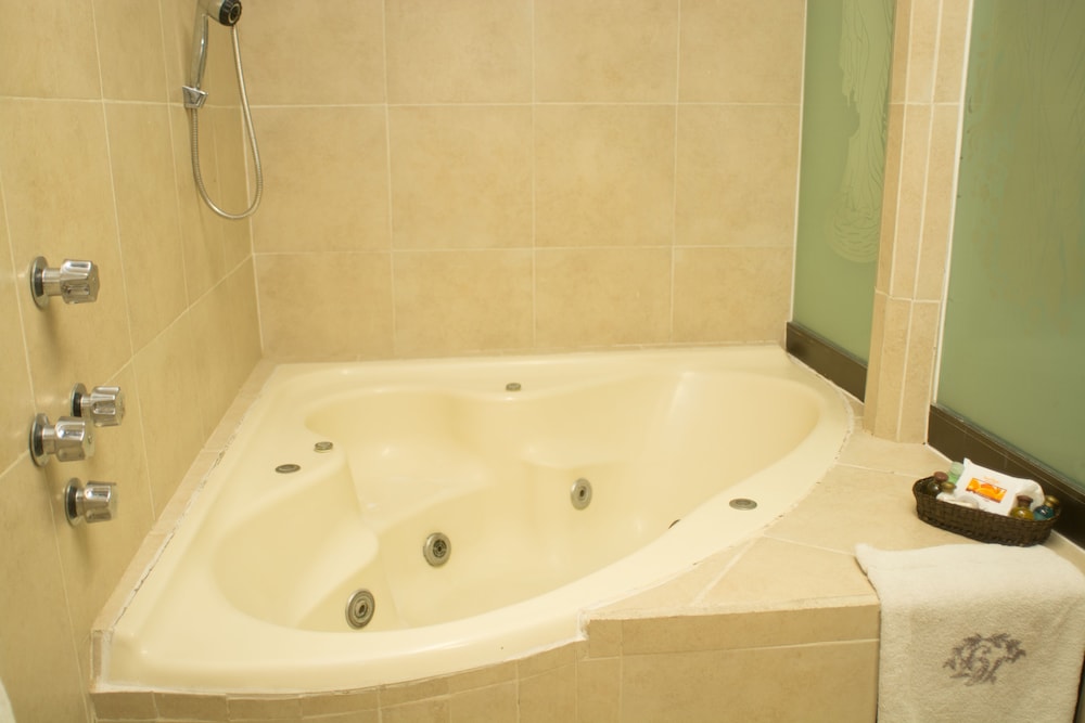 Jetted tub