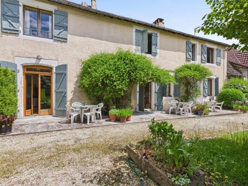 Gîte mitoyen pour 4 avec piscine commune in Montignac, France