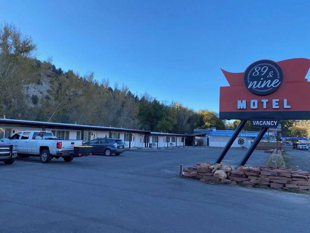 89 & Nine Motel - carbon neutral hotel in Mount Carmel