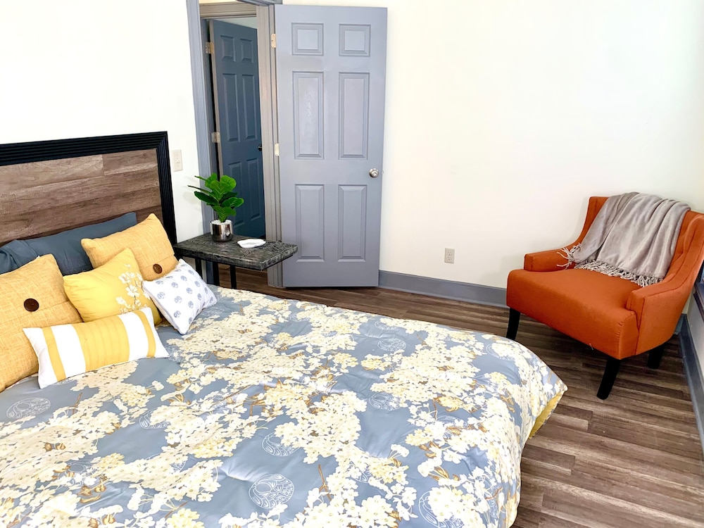 The Iron Scow With Private Yard & Parking Near Falls & Casino by Niagara Hospitality - photo 6