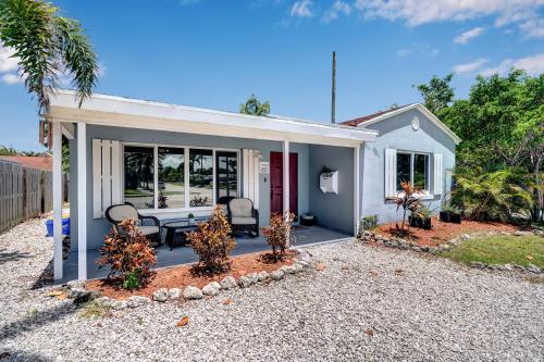 Cozy And Charming In Soso — West Palm Beach