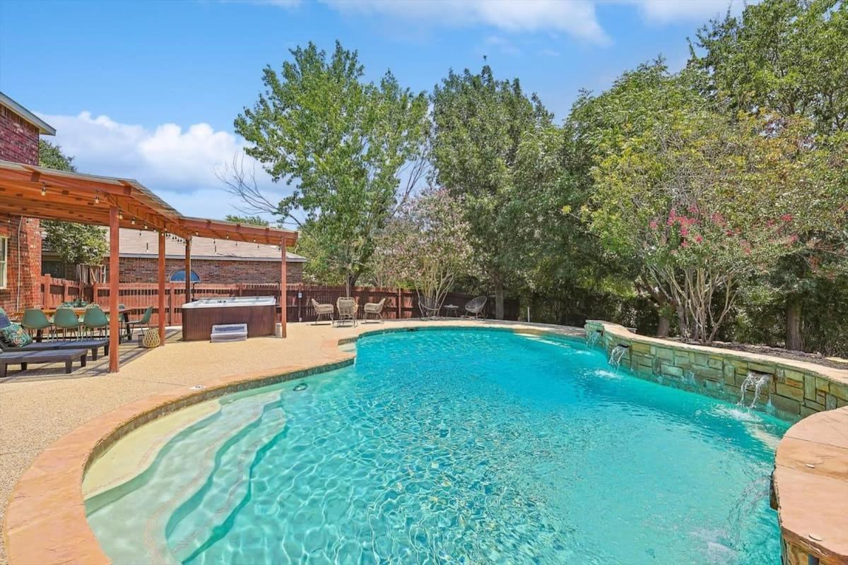 Colonial Style Retreat ft Pool Cinema jacuzzi — hotel in Saginaw