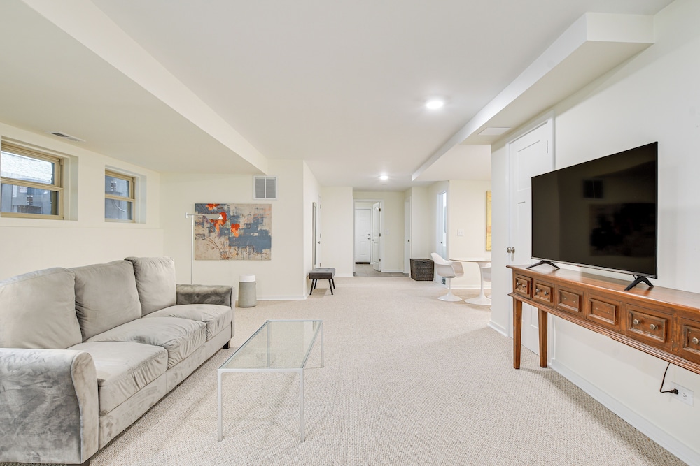 Walk to Lake Michigan Chicago Apt with Yard — 4-Star Luxury Hotel in Chicago, United States