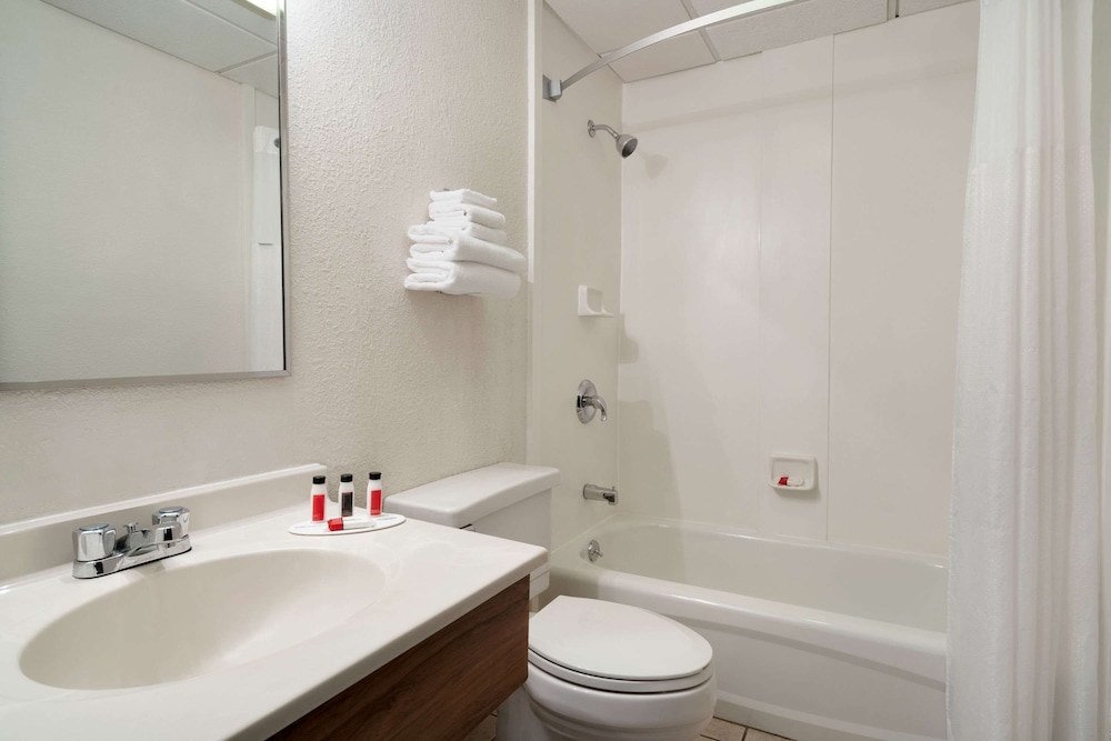 Super 8 by Wyndham Portland ME - photo 17