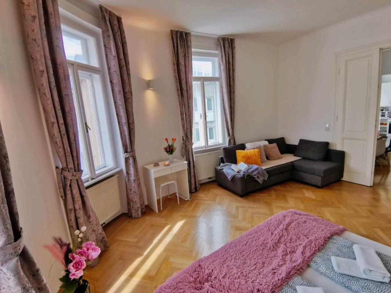 Central and round 3 minutes to city shopping center and Schönbrunn Palace in Vienna, Austria