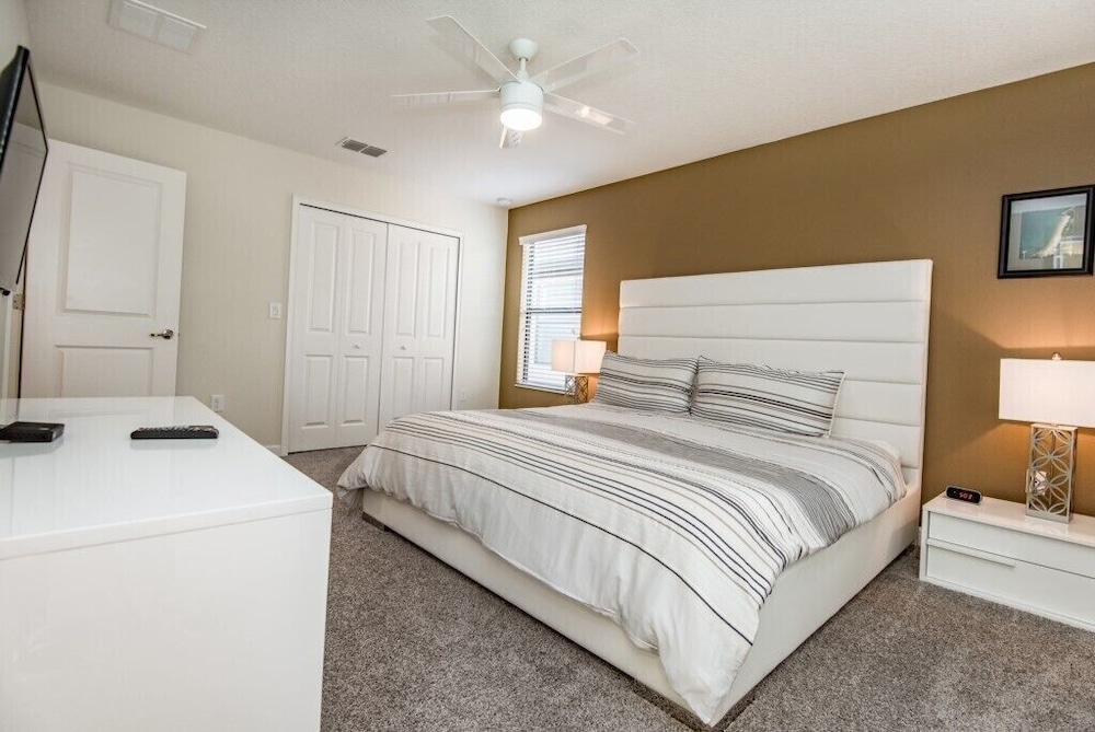 6 Bdrm 5 Bath in Solterra Resort - photo 3