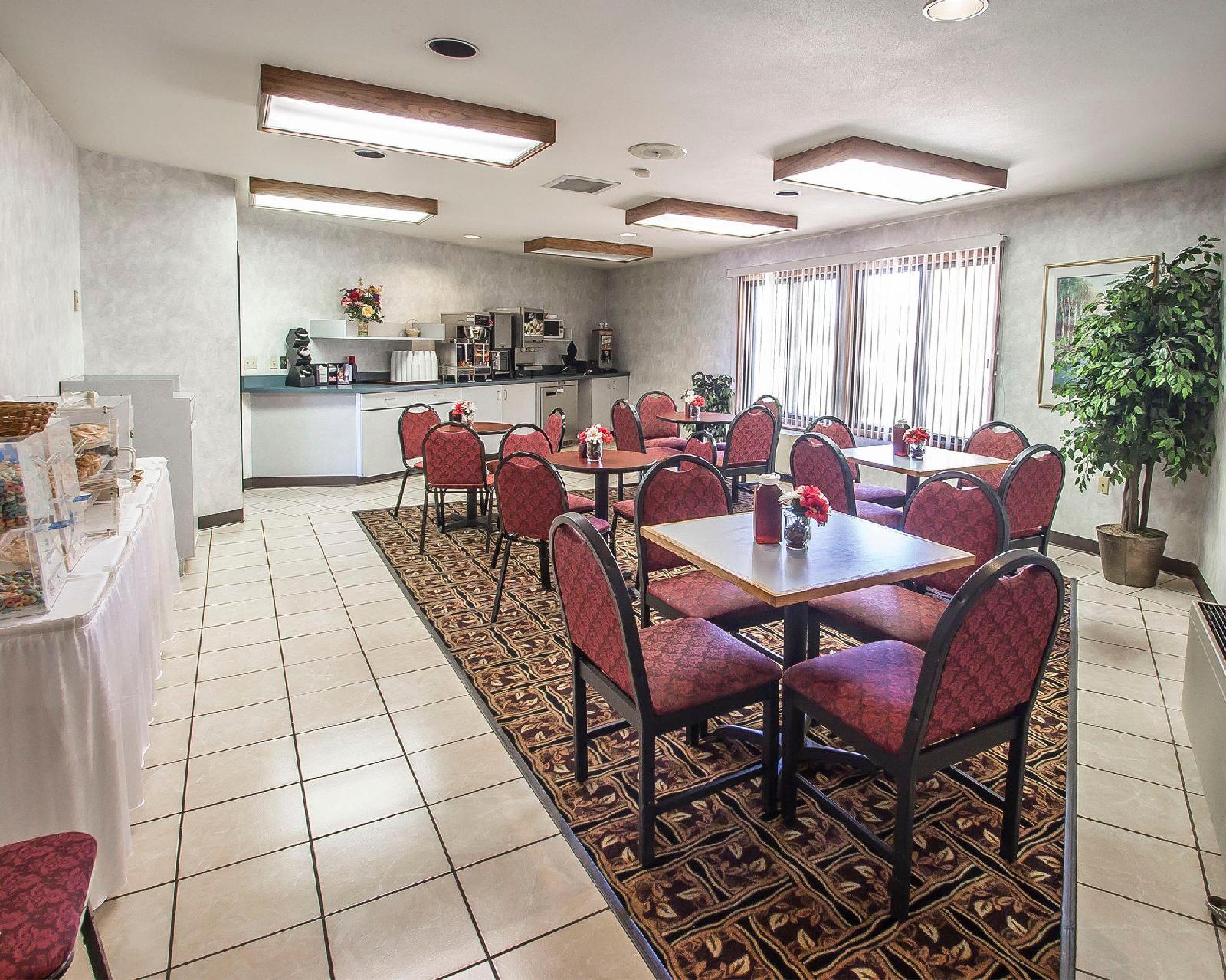 Econo Lodge Inn & Suites - photo 20