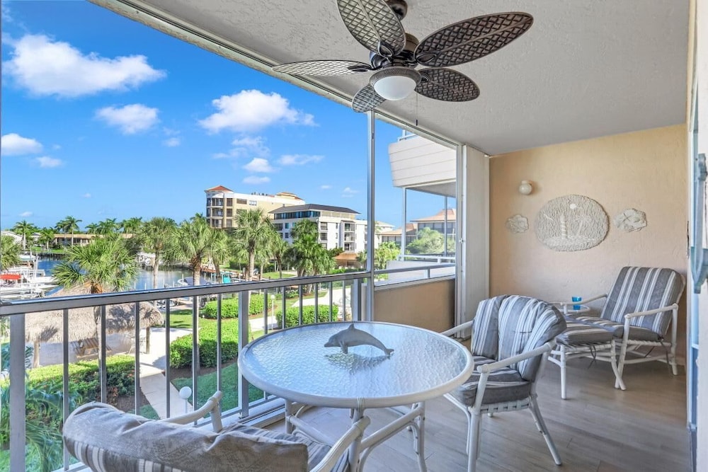 Bright condo in community with pool steps to beach — 4-Star Luxury Hotel in Marco Island, United States