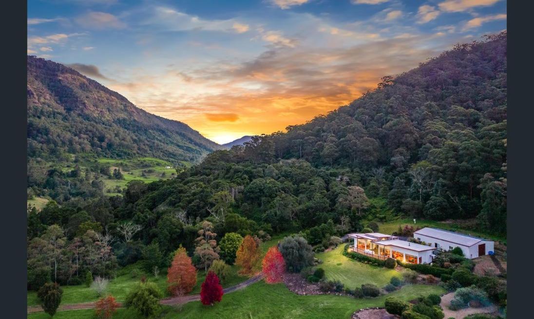 Private luxury in the mountains with running creek pet-friendly hotel Lamington