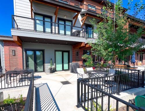 Skylight Terrace - carbon neutral hotel in Whitefish