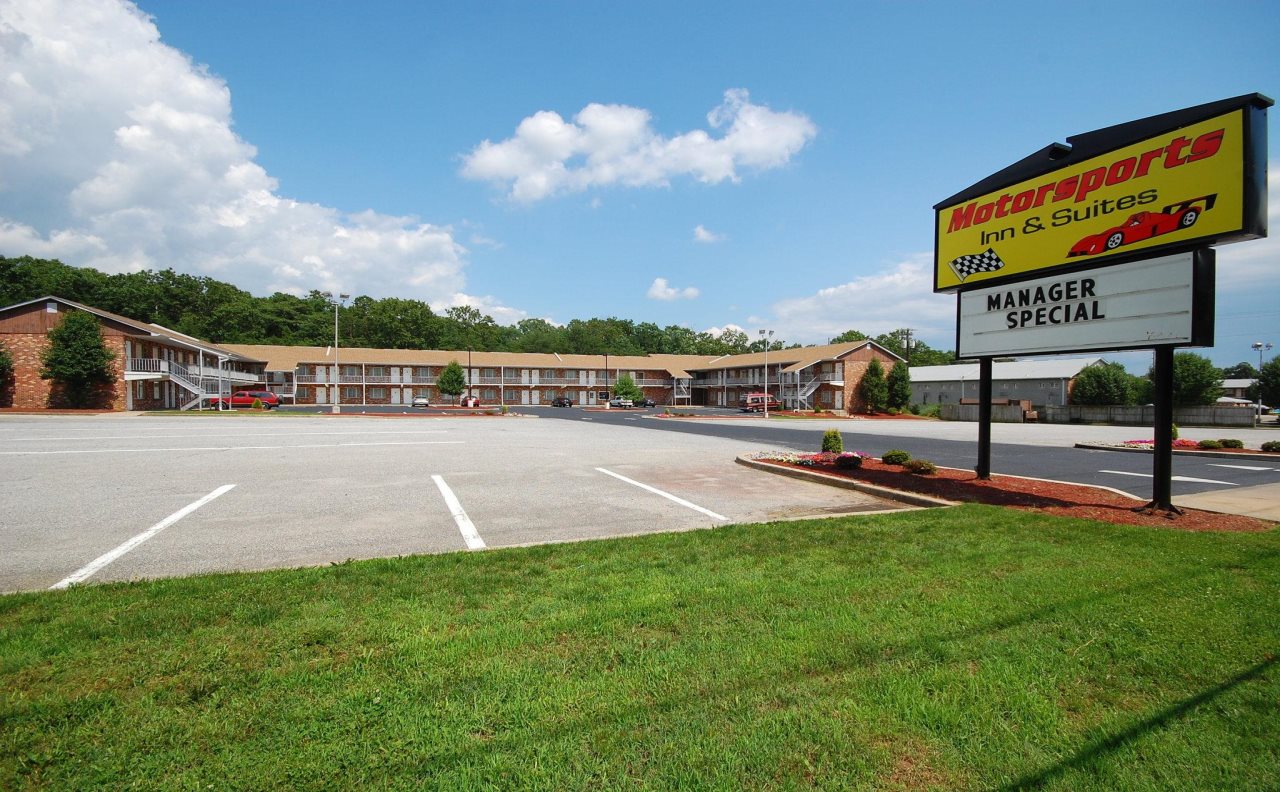 Motorsports Inn and Suites — hotel in Millville