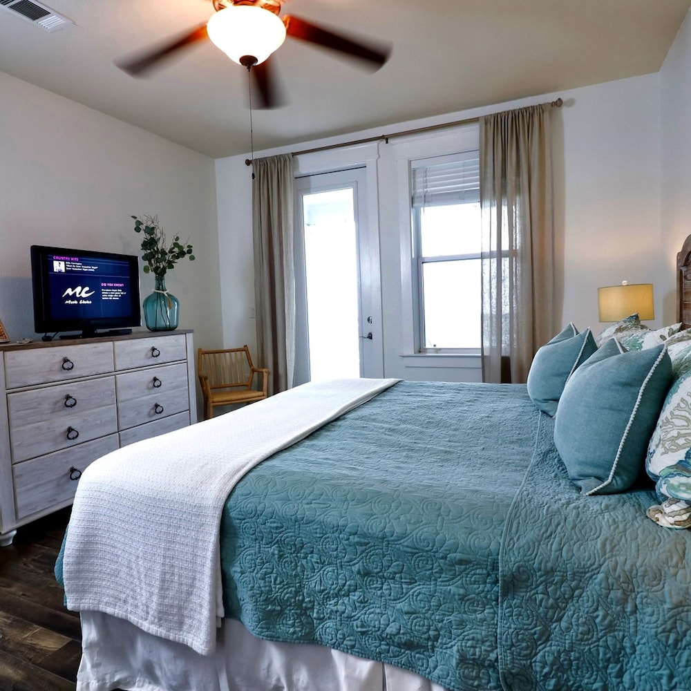 Resort Living on the Bay 2 bed 2 Bath Gorgeous Views Heated Infinity Pool Beach Access Galveston - photo 19