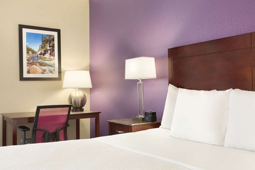 La Quinta Inn & Suites by Wyndham Fresno Northwest - photo 30
