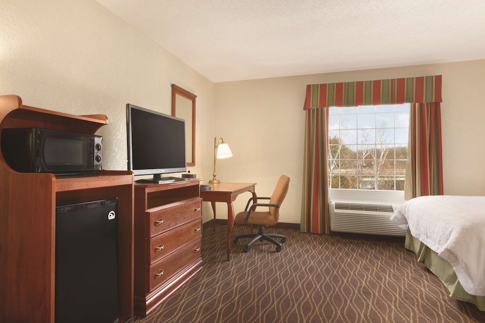 Hampton Inn & Suites Greenfield - photo 19