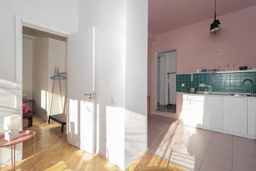 Cozy and Stylish Apt Next to Stamba and Rooms