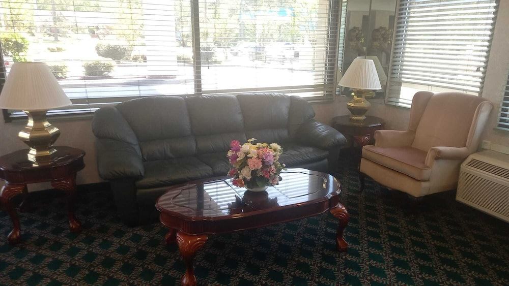 Traveler Inn and Suites - photo 3