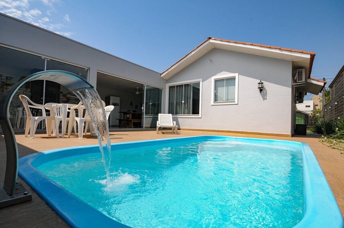 12 Hóspedes Piscina Tratamento Com Água Salgada Cozinha Gourmet 4 Quartos 3 Banheiros Garagem Escritorio 2 1 Km Do Cataratas Jl Shopping in Foz Do Iguacu, Brasil