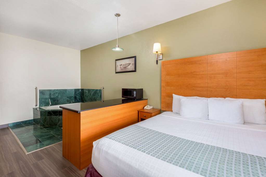 La Quinta Inn & Suites by Wyndham Tulare - photo 29