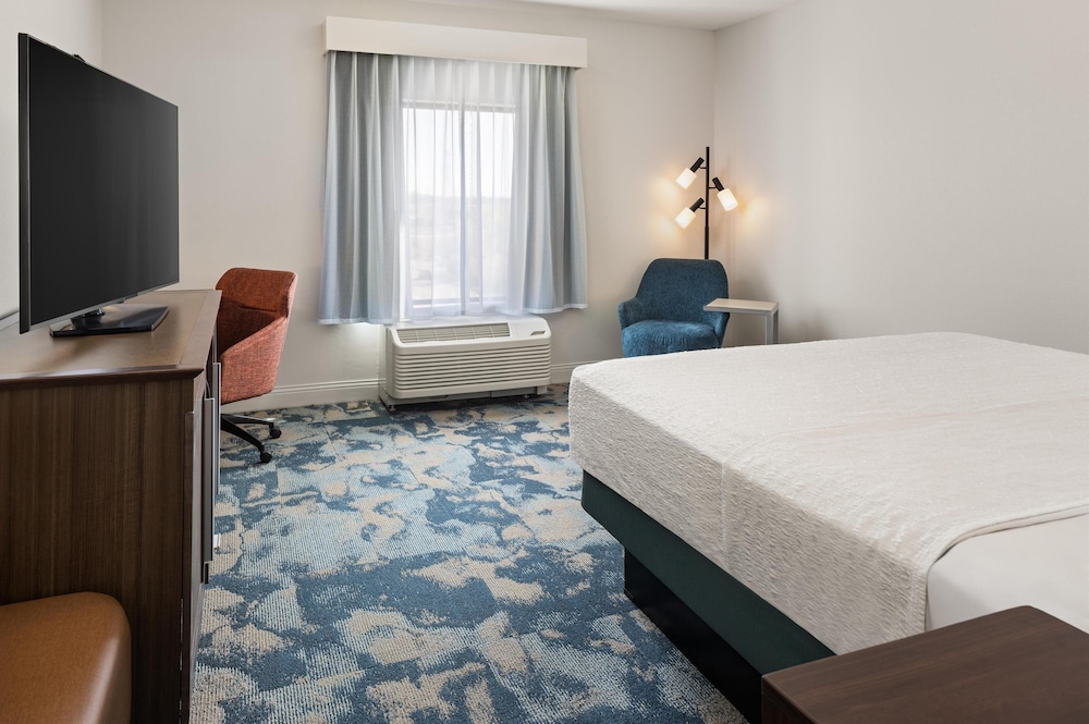 Hampton Inn Minneapolis Roseville - photo 11