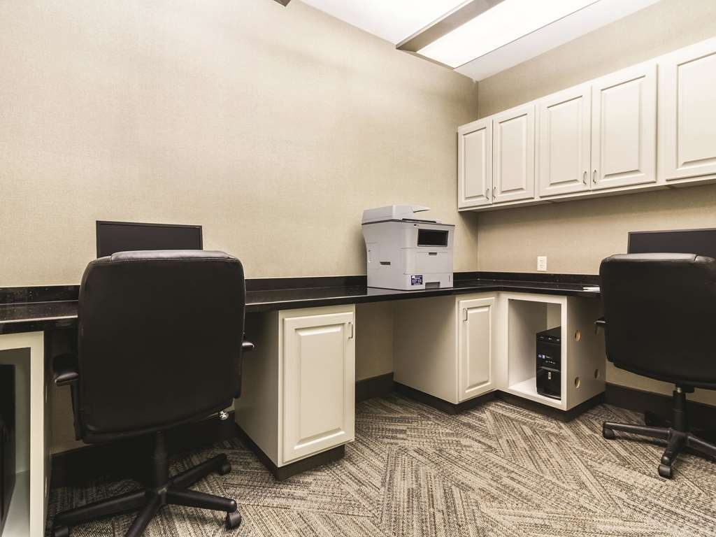 La Quinta Inn & Suites by Wyndham Fargo Medical Center - photo 33