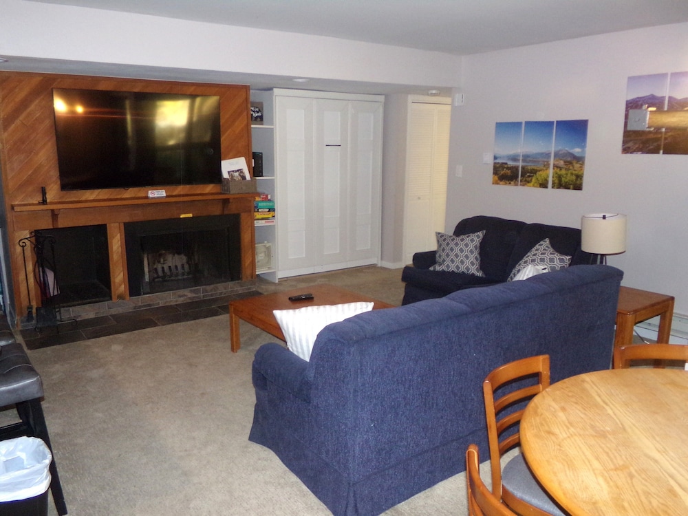 Wild Irishman 2 bed 2 bath Sleeps 9 WIBH - photo 8