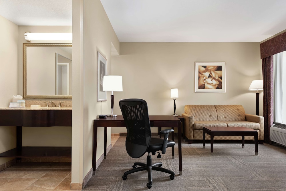 Hampton Inn & Suites Brunswick - photo 8