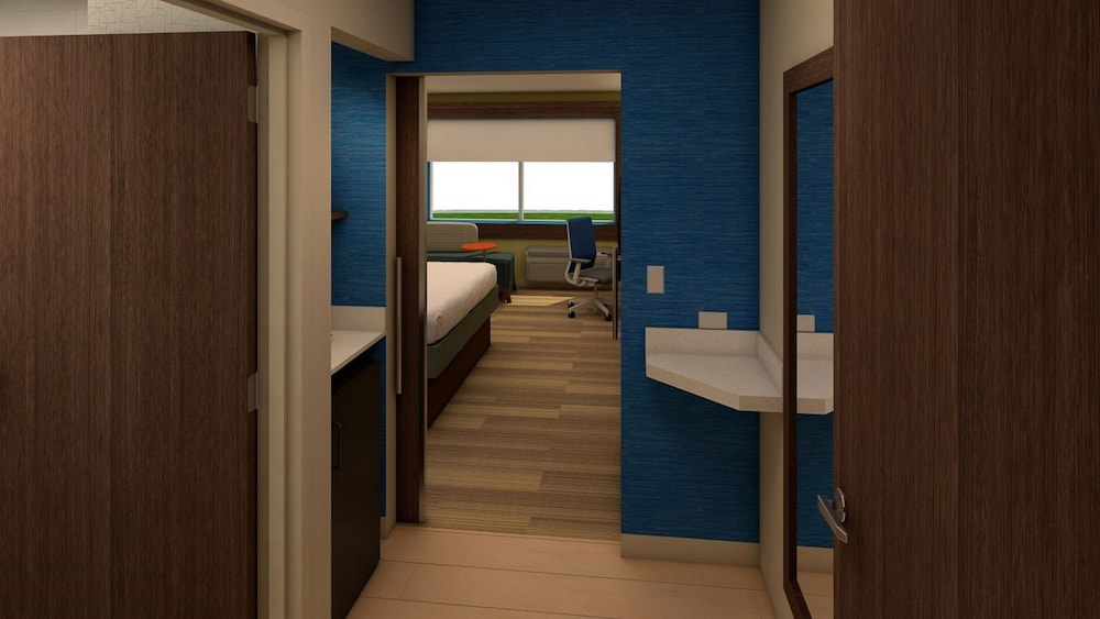 Holiday Inn Express & Suites Bullhead City by IHG - carbon neutral hotel in Bridgehampton