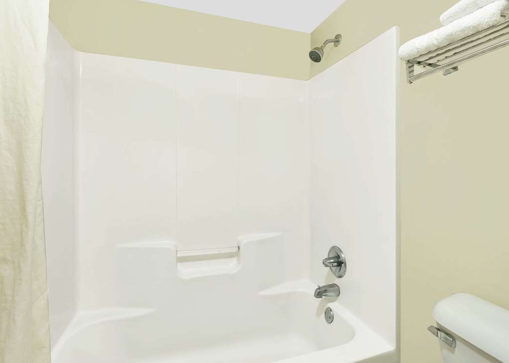 Super 8 by Wyndham Byron South Macon - photo 9