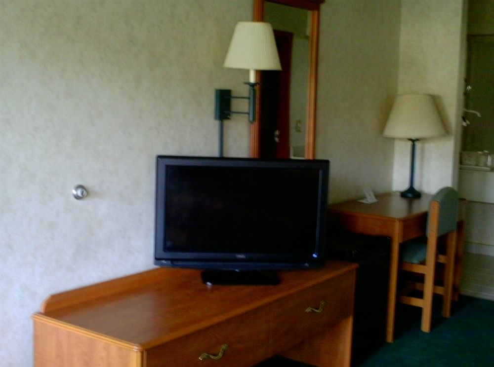 Campton Parkway Inn - photo 12