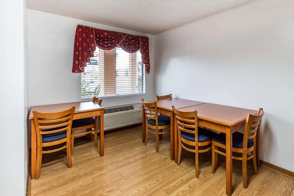 Econo Lodge Inn & Suites Albany North - photo 30