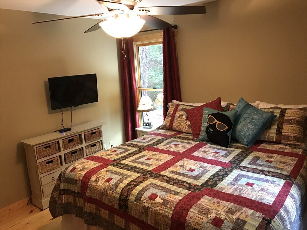 Harleys River Retreat Charming Cabin in Coosawattee River Resort Hot tub Ellijay - photo 4