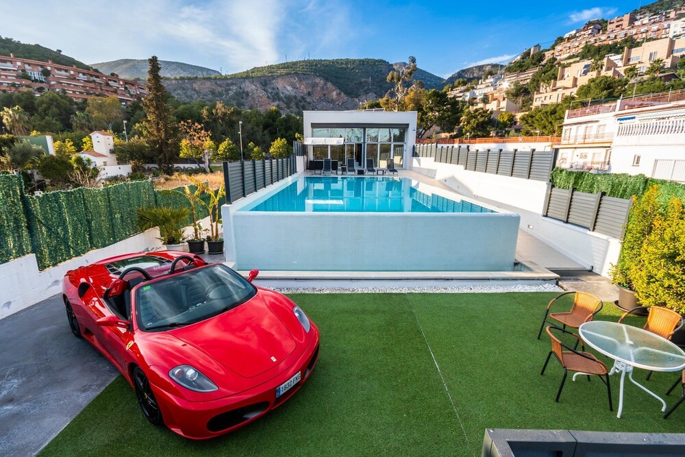 Luxurious Villa. 2 Pools 1 Climatized 100M From The Beach — 4-Star Luxury Hotel in Sitges, Spain