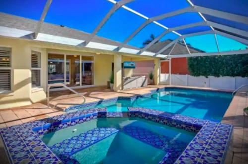 4BR Beach House Pool & Jacuzzi Beach Access — 4-Star Luxury Hotel in Marco Island, United States