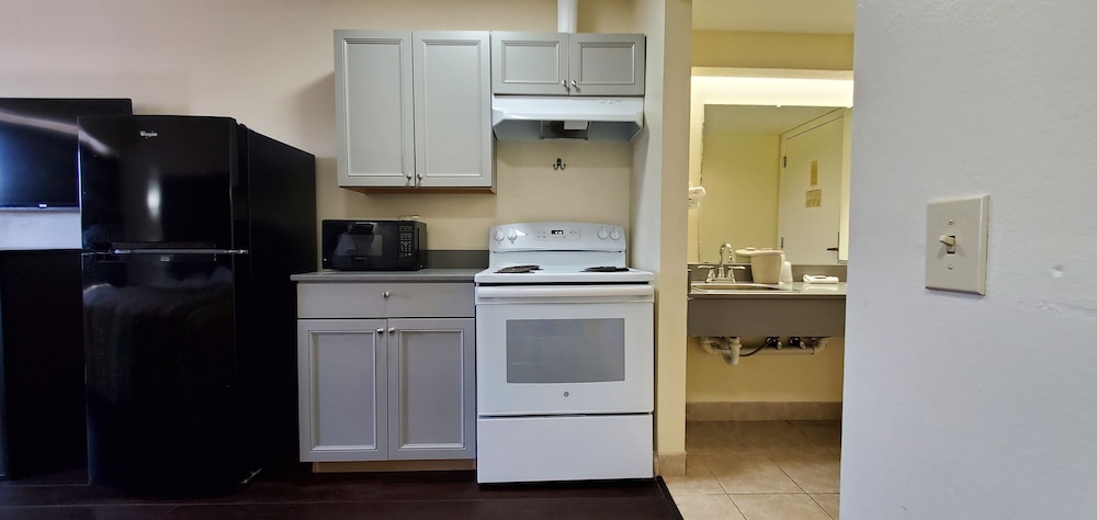 Plano Inn & Suites - photo 21