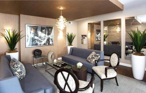 Beverly Hills 2 bed 2 bath Penthouse with Den and Parking 414 — 4-Star Luxury Hotel in Los Angeles, United States