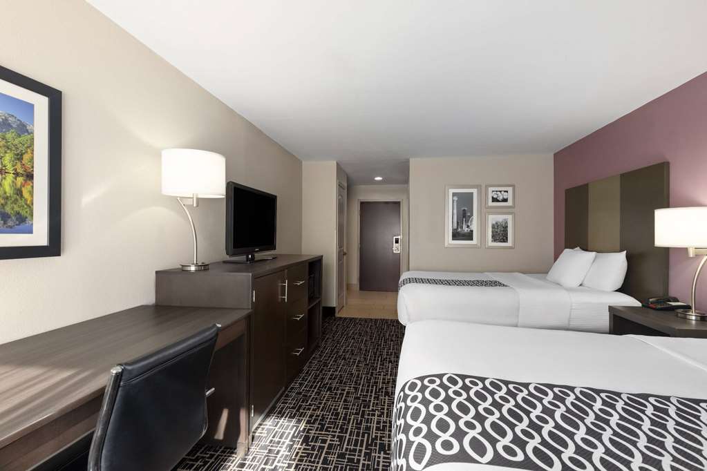 La Quinta Inn & Suites by Wyndham Snellville Stone Mountain - photo 14
