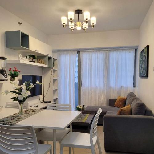 QE811 Cozy 1 BR & Sofa Bed Free WiFi & Pool Access — 4-Star Luxury Hotel in Manila, Philippines
