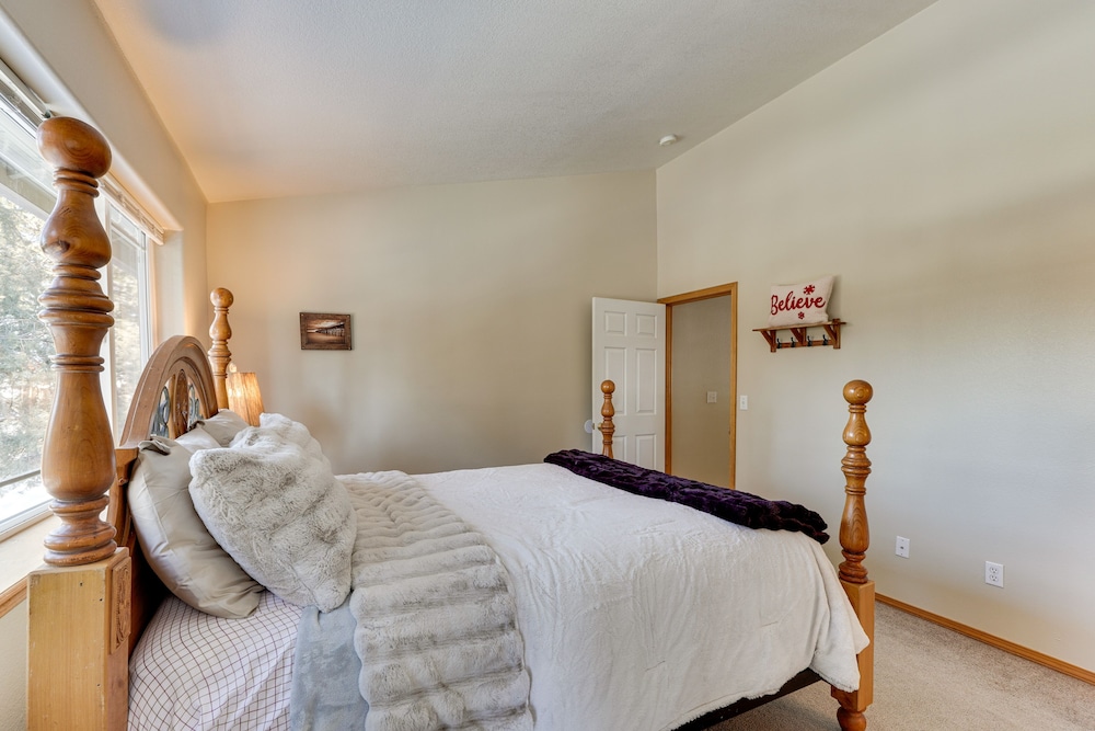 Klamath Falls Townhome w Deck & Resort Amenities - photo 5