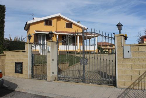 Villa Wight — 4-Star Luxury Hotel in Olmedo, Italy