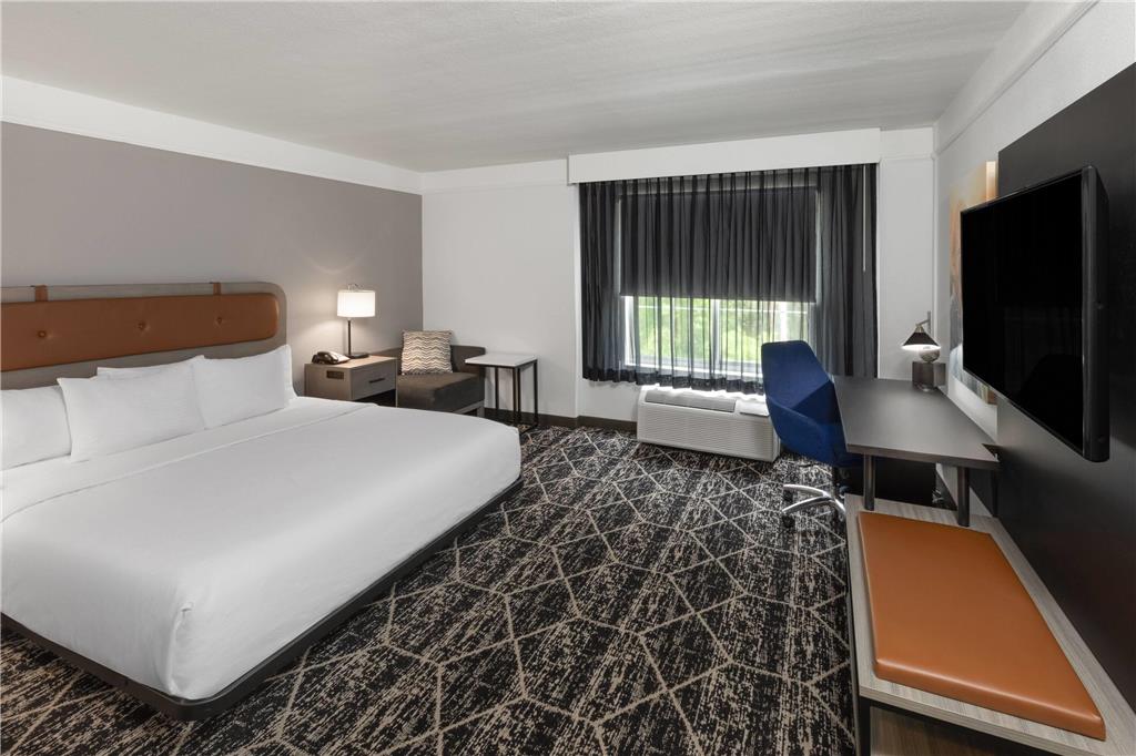 La Quinta Inn & Suites by Wyndham Houston Bush IAH South - photo 25