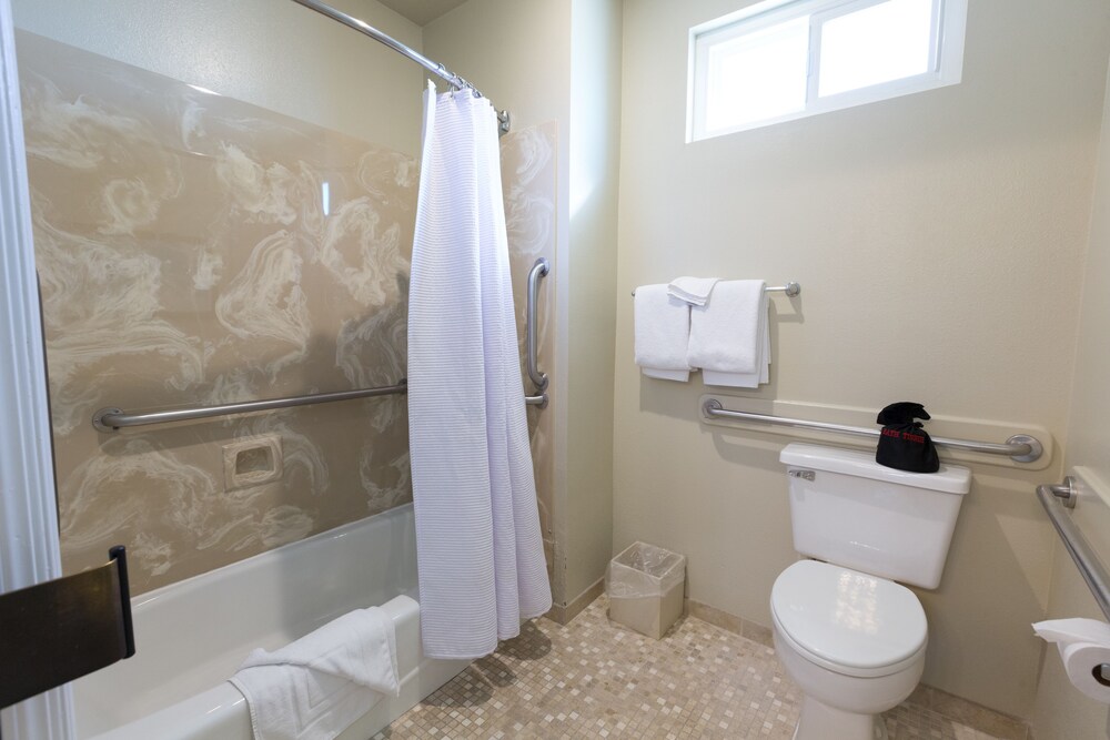 Cambria Landing Inn & Suites - photo 27