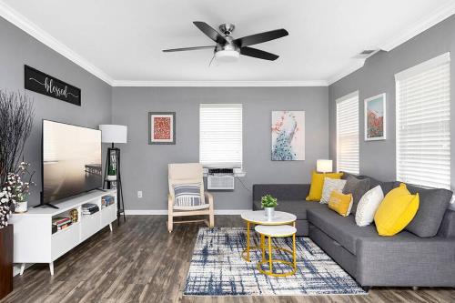 Unique Cozy Home 6 Min 2 Uptown Fire Pit & Yard — 4-Star Luxury Hotel in Charlotte, United States