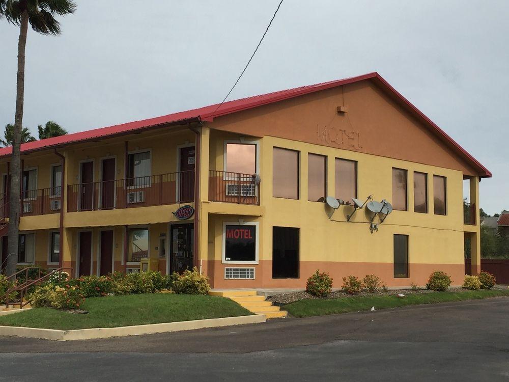 Deluxe Inn Airport - photo 2