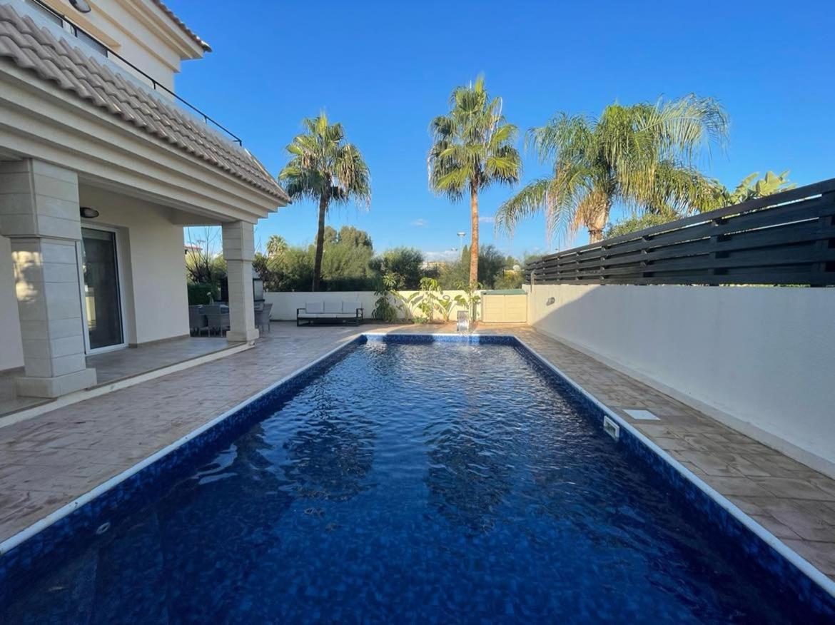 Luxury Spacious Holiday Villa with Heated Swimming Pool