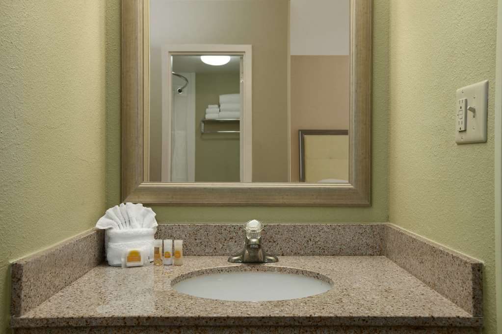 Days Inn by Wyndham Baltimore Inner Harbor - photo 19