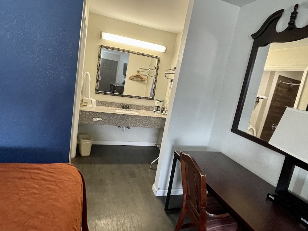 Key West Inn Roanoke - photo 5