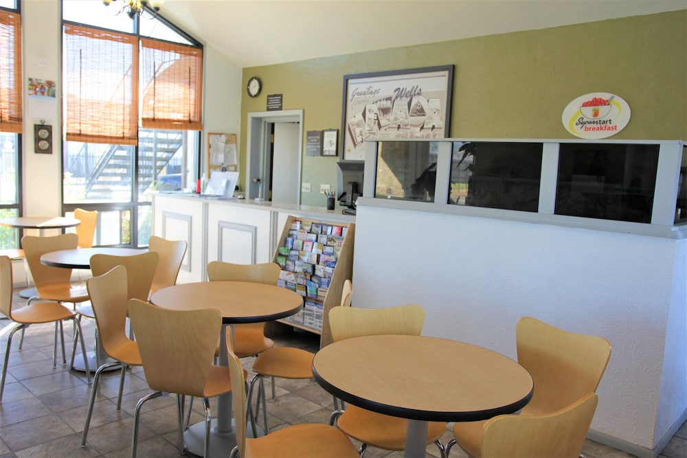 Super 8 by Wyndham Wells - photo 3